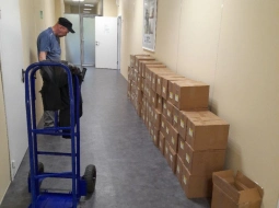 Выгрузили коробки с книгами