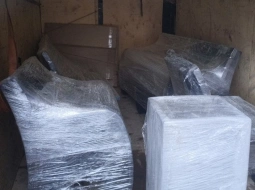 Выгрузили скамейки и урны