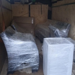 Выгрузили скамейки и урны